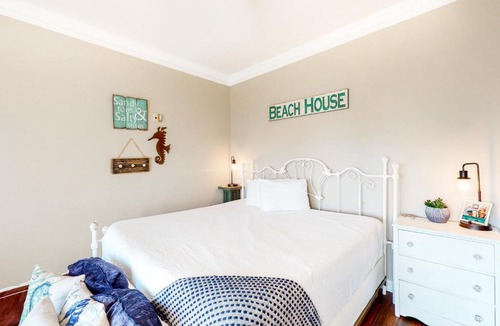 Gulf Place Apartment | Beachy condo with free WiFi & shared pool hot tub - short walk to the beach