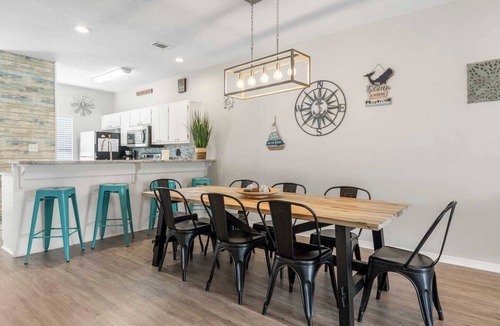 Miramar Beach House | Beatiful &Central| Pool |5 Min Walk to Beach & Shops