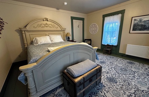 Warren House | Beautiful 5BR Farmhouse Retreat - Ideal for Groups & Coastal Getaways