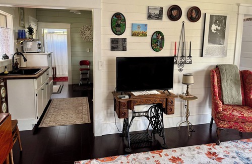 Nampa Cabin | Beautiful Cabin King Bed Ford Idaho Center Coffee Bar