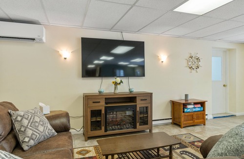 Litchfield House | Beautiful Lake Front Home