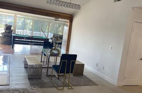 Woodland Hills Villa | Beautiful modern house 4 bedroom 3 bathroom house