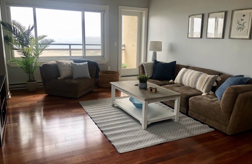 Old Orchard Beach Condo | Beautiful Oceanview 2 Bedroom Condo With Spacious Living Area