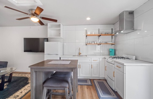 Mid City Apartment | Beautiful unit in Baldwin Hills