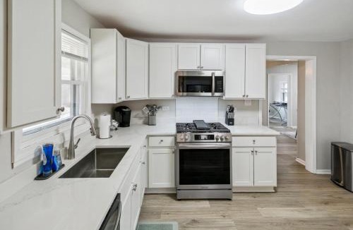 Russell House | Beautiful Updated 5 bedroom home in Downtown Libertyville Near Naval Base