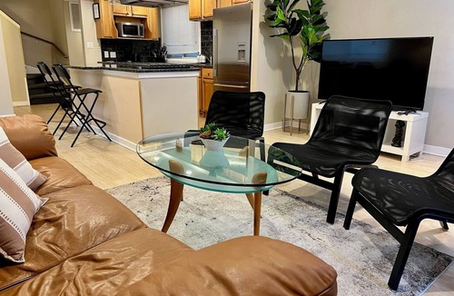Near North Side House | Best Location/Designer themed/Patio/Queen beds/Parking