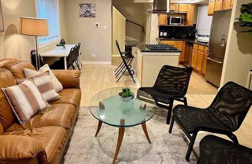 Near North Side House | Best Location/Designer themed/Patio/Queen beds/Parking