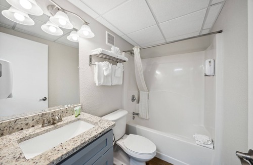 Fort Bay Hotel | Best Place to Unwind! 2 Comfortable Units, Kitchenette, Free Parking, Pool