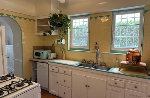 Carthay Circle House | Beverly Hills Adjacent 3-bedroom house with AC in Los Angeles