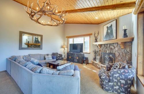 Castle Glen Estates House | Big Bear Lake Cabin w/Hot Tub & Gas Fire Pit!
