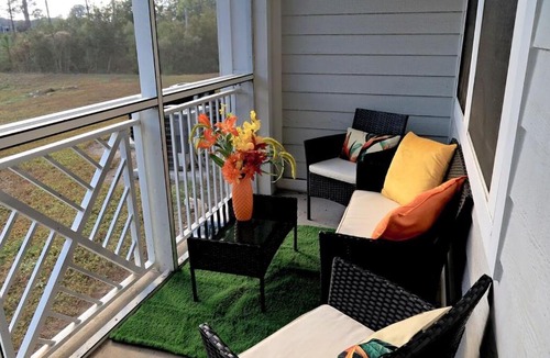 Highlands Apartment | Bird of Paradise l 1BD Lux King in NE Jax