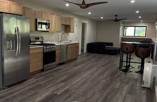 Belfast House | Birds Nest is a beautiful newly built home on Swanlake with 88 ft of deck!