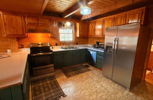 Greenville Junction Cabin | Black Bear Den*Lake Access*A/C*Washer/Dryer