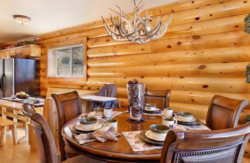 Castle Glen Estates Ski Chalet | Black Bear Castle by Big Bear Vacations | Hot Tub | Games | Luxe Log Cabin