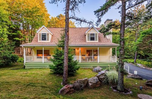 Briar Crest Woods Villa | Blakeslee Getaway with private hot tub