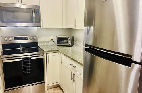 Dolphin's Cove House | Boho-Style 2 Bed 2 Bath - 5 Mins From The Beach - Fenced In Yard - Pet Friendly