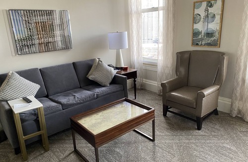 North End Villa | Boston marathon deluxe one bedroom suite in Custom House