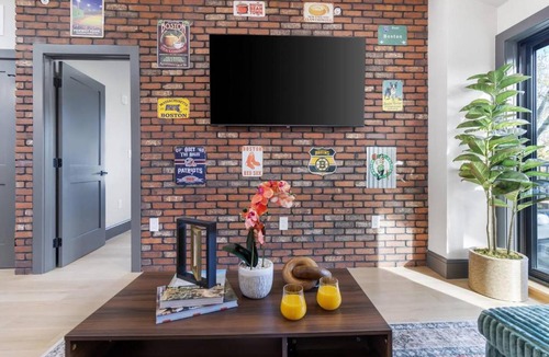 East Somerville Apartment | Boston Style 2BR2BTH/Near Boston + New Build