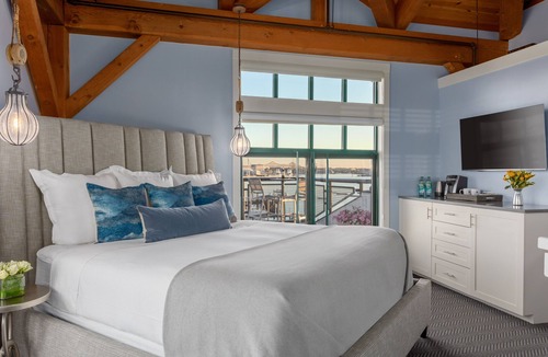 Waterfront Hotel | Boston Yacht Haven Inn & Marina