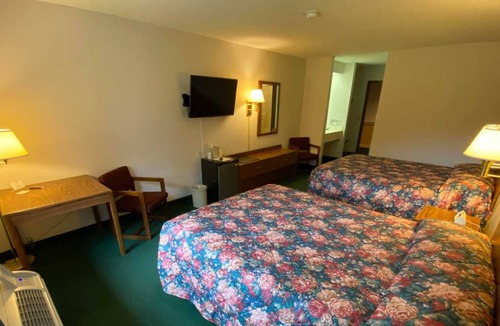 Boulder Junction Hotel | Boulder Bear Motor Lodge - Two Queen Beds 105 Front