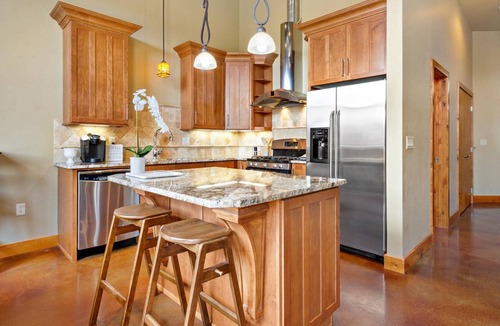 Southeast Boise Condo | Bown Crossing Condo w/2 Bikes! Steps to Boise River/Greenbelt & ALL THE SHOPS! >10 min to Downtown!