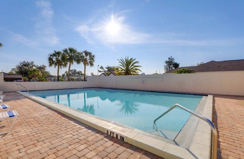Bradenton Apartment | Bradenton 2BR Condo w/Pool | Minutes to Holmes Beach & AMI