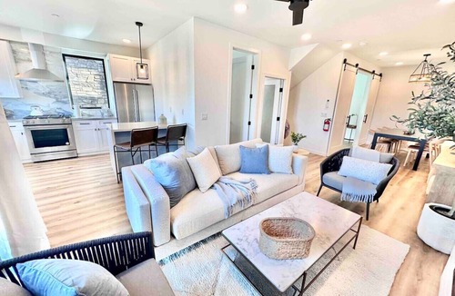 Townsite Villa | Brand New Beach House Fun, Stroll to Downtown, Steps to Beach