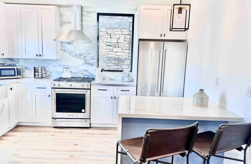 Townsite Villa | Brand New Beach House Fun, Stroll to Downtown, Steps to Beach
