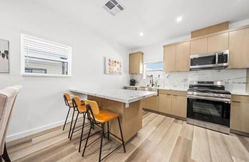 Rampart Village House | BRAND NEW house 4BR 4BA in Los Angeles with Parking)