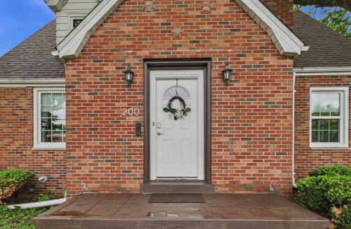 Edwardsville House | Brick B&B - 3Bed 2Full Bath! Downtown Edwardsville