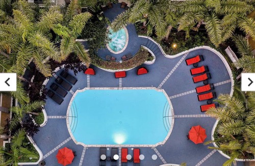 Del Rey Apartment | Bright 2-bedroom apartment with a large pool by the beach in Marina Del Rey