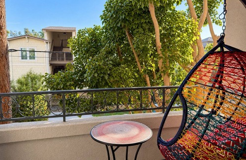 Del Rey Apartment | Bright 2-bedroom apartment with a large pool by the beach in Marina Del Rey