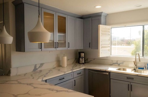 Marina Peninsula Apartment | Bright 5 bdroom 3 bath w/Rooftop Deck by the Beach