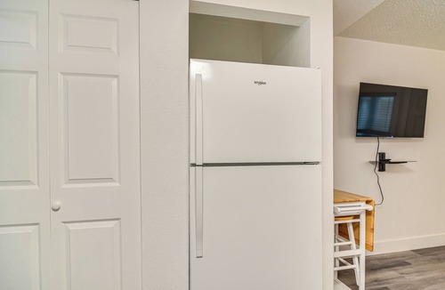 Pass-a-Grille Historic District Apartment | Bright Gulf Coast Escape - 8 Mi to Johns Pass!