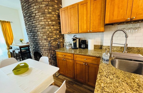Sheffield and DePaul Apartment | Bright& Modern Gateway Near DePaul University FREE Parking