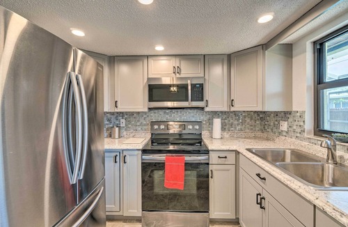 South Venice Cottage | Bright Venice Home w/Yard < 4 Miles to Beach!