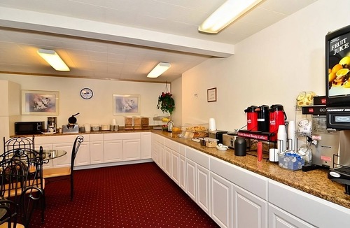 Ontario Hotel | Budget Deal at Ontario! Pool, Free Breakfast, Near Scotch Pines Golf Course