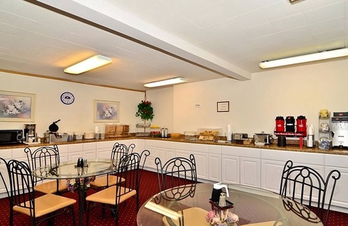 Ontario Hotel | Budget Deal at Ontario! Pool, Free Breakfast, Near Scotch Pines Golf Course
