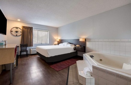 Ontario Hotel | Budget Deal at Ontario! Pool, Free Breakfast, Near Scotch Pines Golf Course