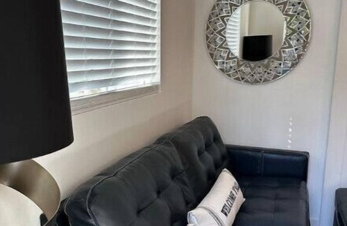 West Los Angeles House | Bungalow #1 & Bungalow #2/1 Price-West LA Location SLEEPS SIX