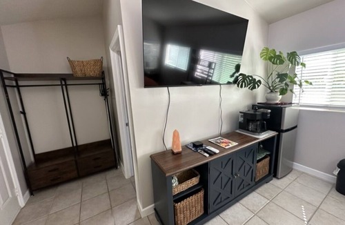 Country Club House | Cal King Bed with Natural Light and Private Patio! 4 minutes from freeway!
