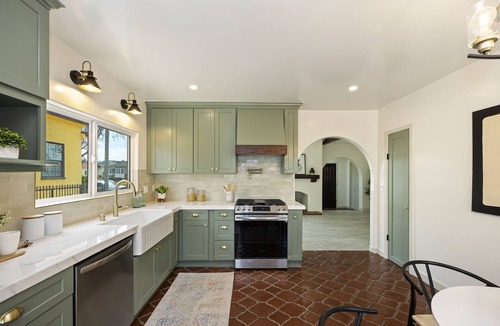 Alhambra House | Casa Alhambra near DTLA with jacuzzi and King Beds