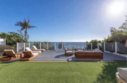 Malibu House | Casa Azul by Oraklus