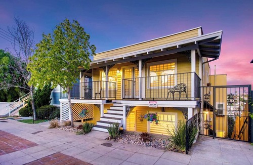 Bridgeview Apartment | CasaViva Pacifica · 2BR Sleeps 10, Yard, Firepit, BBQ & Kids Zone, Walk to Eats