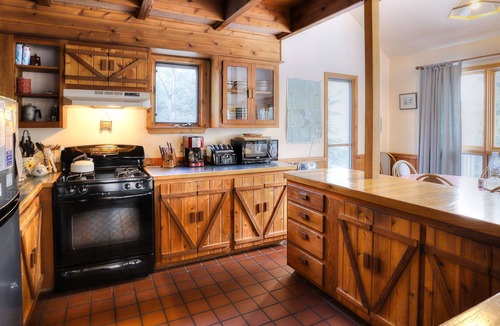 Rangeley House | 🐾Cathedral ceilings with atrium doors that open onto a large deck, dog friendly