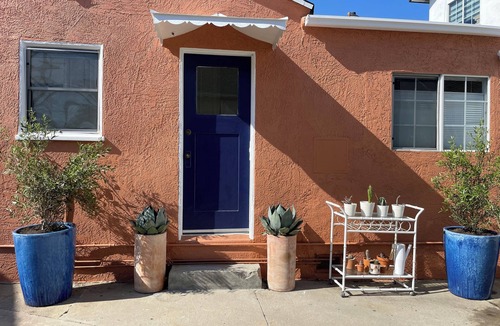 Mid City House | Center of it all! 1bd MidWilshire home near Beverly Hills, West Hollywood, Ktown