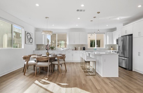 Tustin Apartment | Central Santa Ana - Modern 4BRHome Near Disneyland