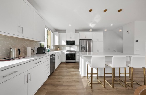 Tustin Apartment | Central Santa Ana - Modern 4BRHome Near Disneyland
