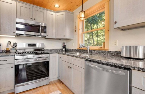 Sunday River Area Ski Chalet | Chalet at The Peaks w/Hot Tub and Trail Views!