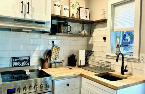 Somers Apartment | Charming 1 bedbath Suite in waterfront Cottage